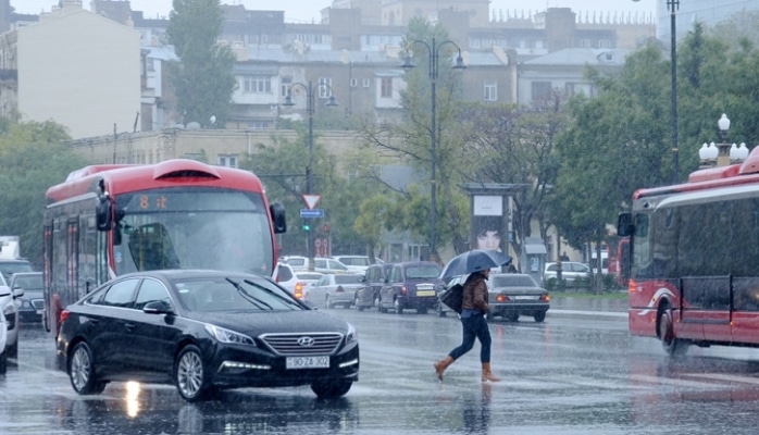 Sərnişin avtobusunun yağışlı yolda sürəti...