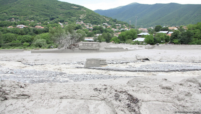 Bakı-Şamaxı yolunu sel yudu, hərəkət dayandı