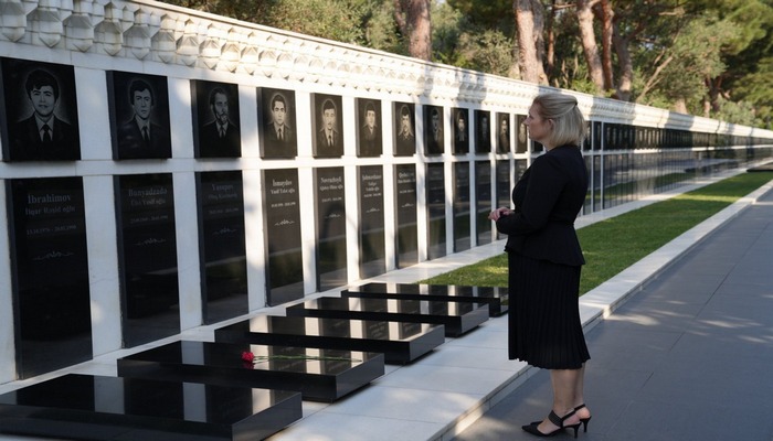 ABŞ-ın müvəqqəti işlər vəkili Şəhidlər xiyabanını ziyarət edib