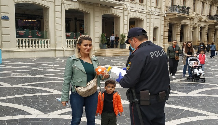 Polis əməkdaşları “Tarqovı”da vətəndaşlara tibbi maska payladı