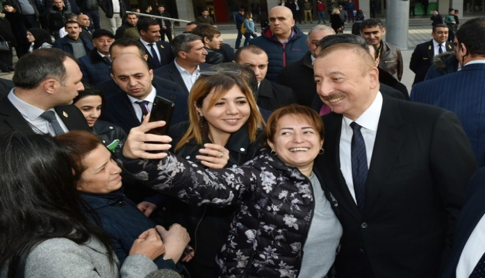 Prezident sakinlərlə söhbət edib, onlarla selfi çəkdirib