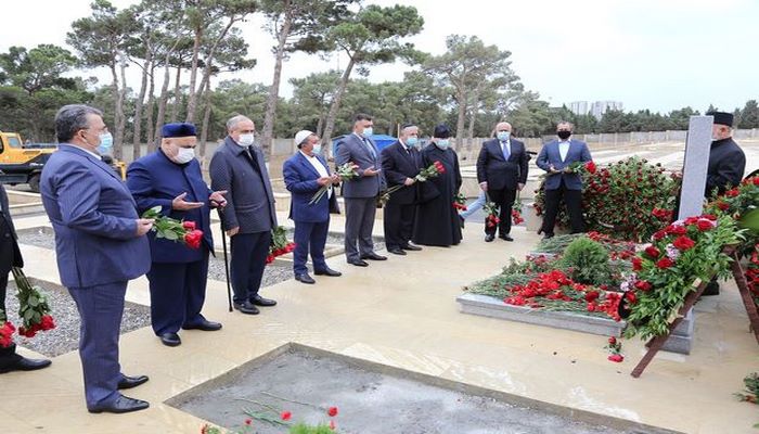 Allahşükür Paşazadə 40-cı anım günündə Tovuz şəhidlərinin məzarlarını ziyarət edib