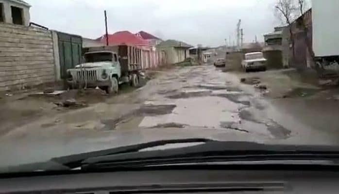 Плачевное состояние дороги в бакинском поселке