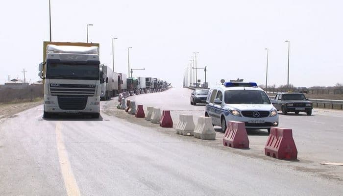 Azərbaycana daxil olan tranzit yüklər polis əməkdaşlarının müşayiəti ilə hərəkət edir