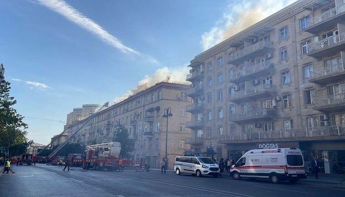 Bakıda yaşayış binasında yanğın: Generallar hadisə yerinə gəldilər