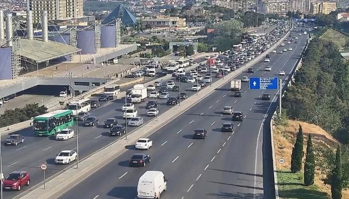 Bakının bir sıra yollarında nəqliyyatın sıxlığı yaranıb