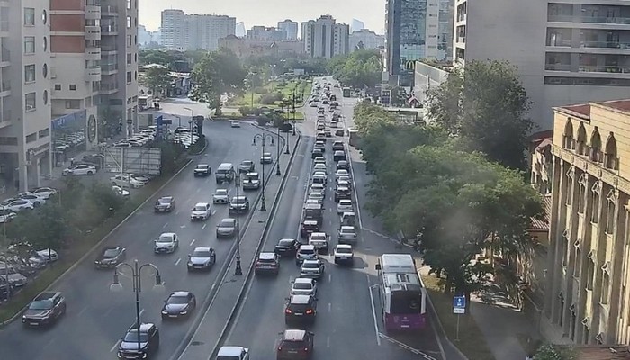 Bakının bir sıra yollarında tıxac yaranıb – SİYAHI
