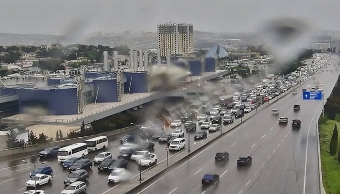 Bakının yağışlı yollarında tıxac müşahidə edilir - SİYAHI