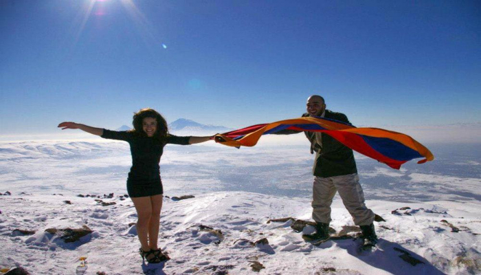 Ermənilər Ağrı dağına erməni bayrağı sancdı