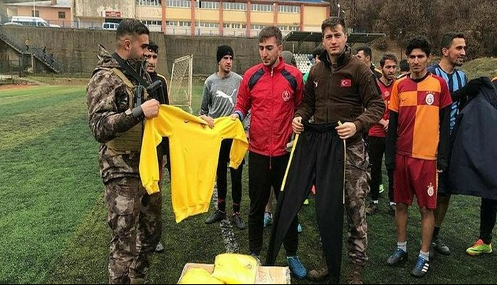 Özel hareketten sporculara malzeme desteği .