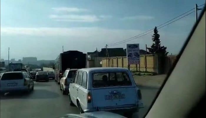 На дороге Баку-Сумгайыт образовалась большая пробка