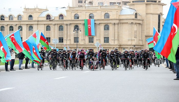 В Баку прошел велопробег, посвященный Дню государственного флага