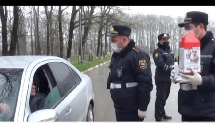 Polislər sürücülərə spirt, maska və əlcək payladı