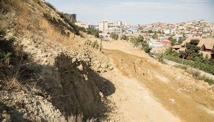 “Bayıl sürüşmə zonasında yaşayan məcburi köçkünlərin köçürülməsi mümkün ola bilər”