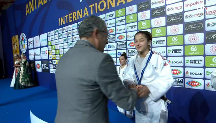 Qadın cüdoçumuz olimpiya çempionuna qalib gəldi, medal qazandı