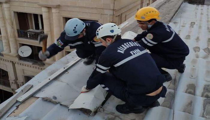 Ветер сорвал шифер со здания бакинского театра