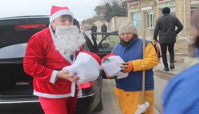 Bakıda bu gənc Şaxta baba geyimində hədiyyə paylayır