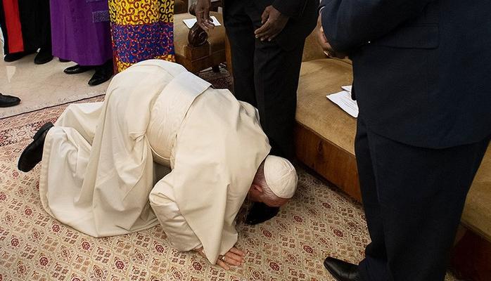 Roma papası Cənubi Sudan rəhbərləri qarşısında diz çöküb və ayaqlarından öpüb