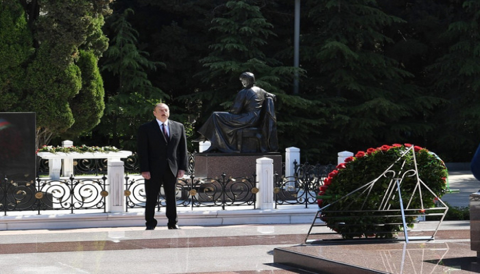 Azərbaycan Prezidenti ümummilli lider Heydər Əliyevin məzarını ziyarət edib