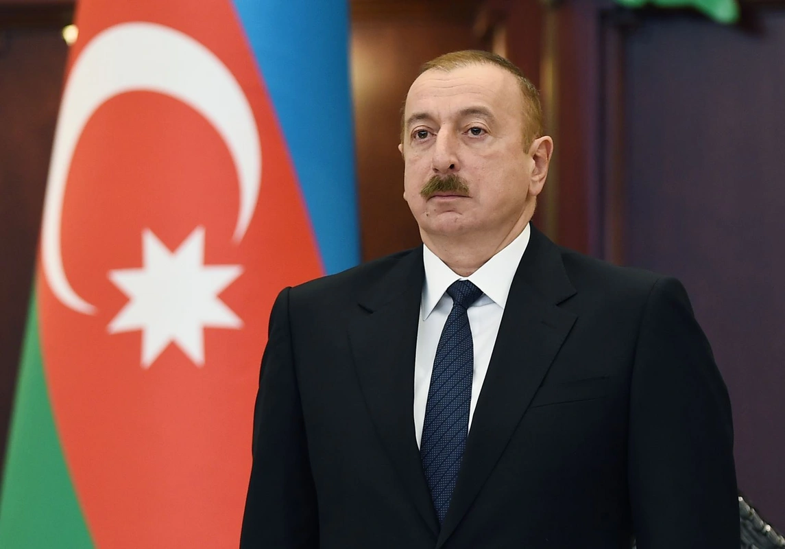 İlham Əliyev Daşkənddə Müstəqillik abidəsini ziyarət edib