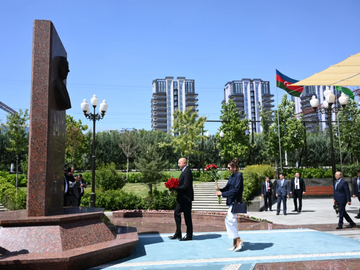 Prezidenti və birinci xanım Daşkənddə Ümummilli Liderin barelyefi önünə gül dəstələri qoyublar