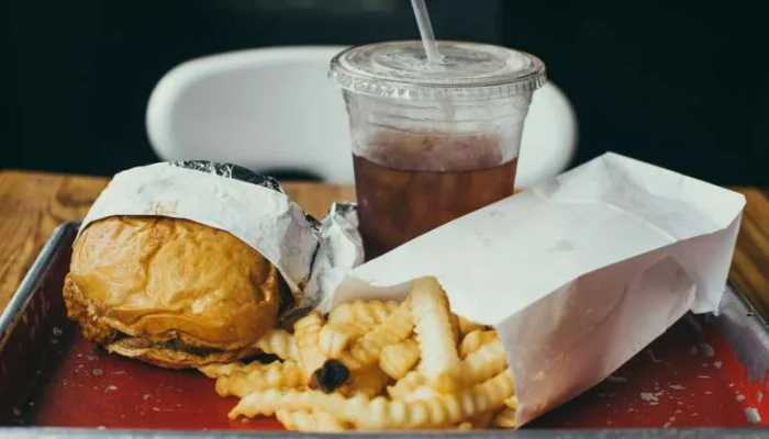 Gündəlik istifadə etdiyimiz plastik qablaşdırmalar burger və qazlı içkilərlə birlikdə qaraciyər piylənməsi riskini artıra bilər