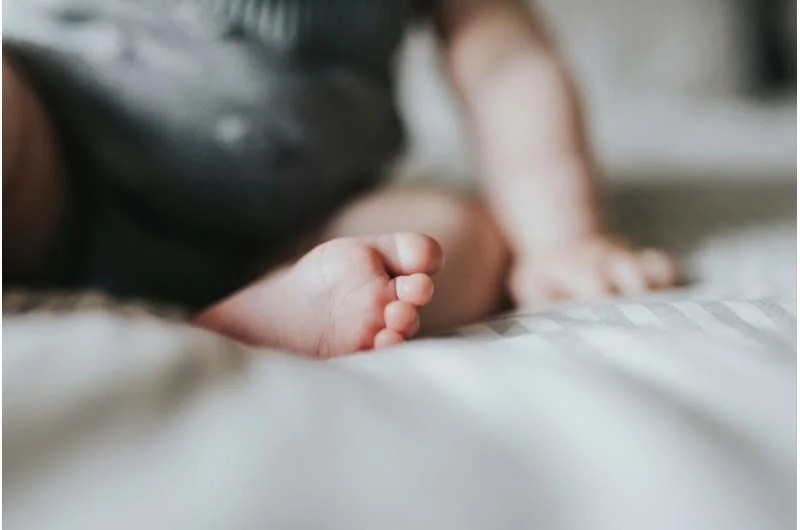 Doğuşdan sonra depressiv əlamətlər körpə ölümü riskinin təxminən 3 dəfə artması ilə əlaqələndirilib
