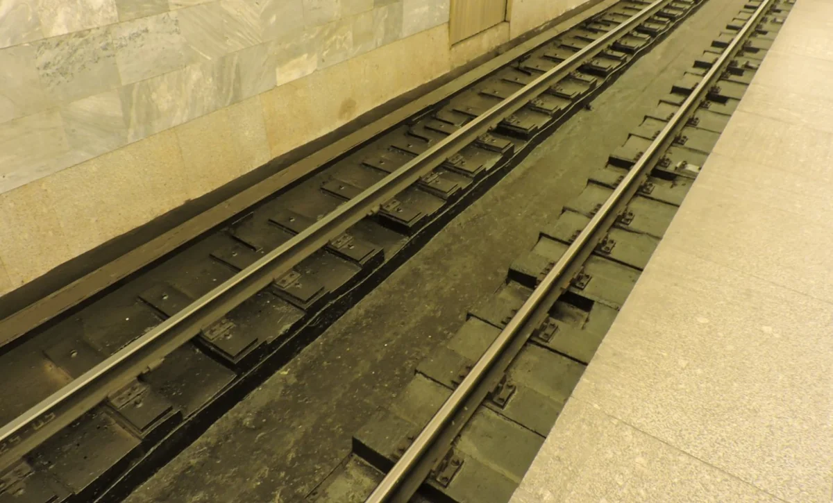 Bakı metrosunda HƏYƏCANLI ANLAR: Sərnişin relslərə düşdü