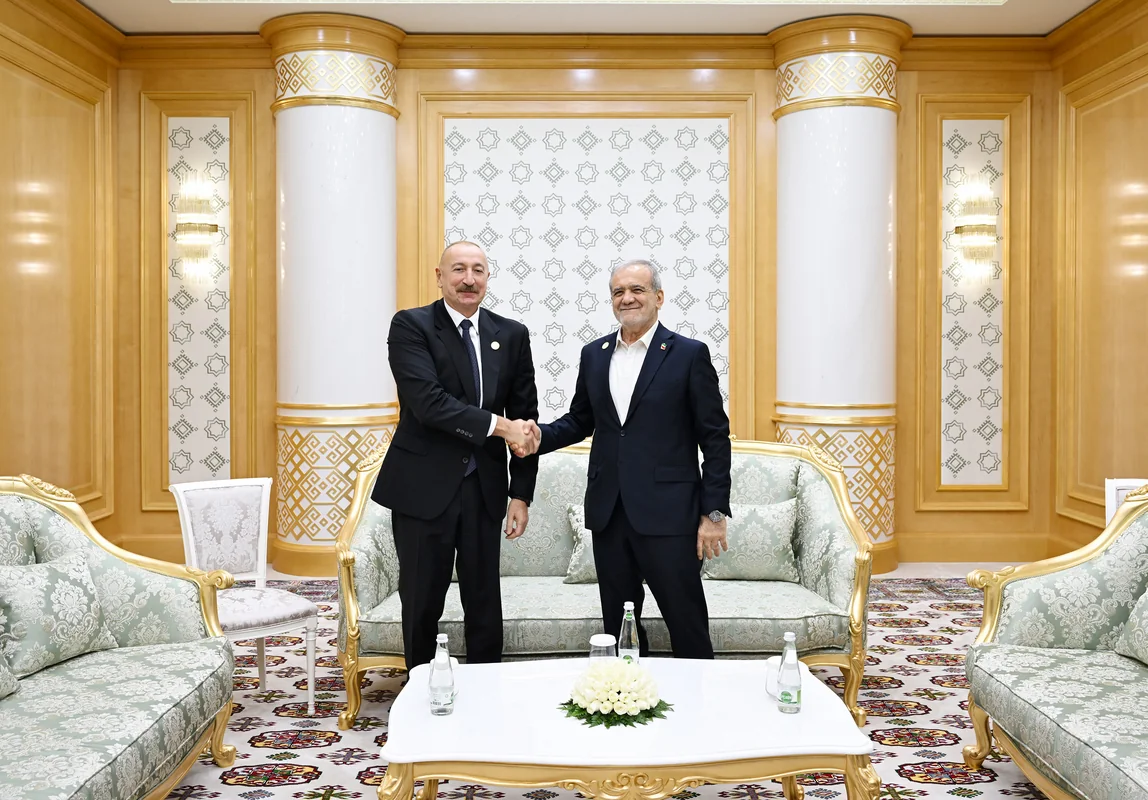 Türkmənbaşı şəhərində İlham Əliyevin Məsud Pezeşkianla görüşü keçirilib