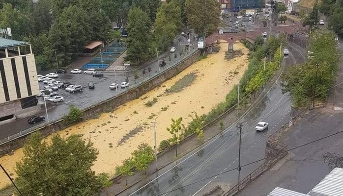 Ermənilər ekoloji terror törətdilər: Azərbaycana axan çay rəngini dəyişdi