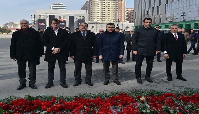 Azərbaycan millisinin baş məşqçisi "Ana harayı" abidəsini ziyarət edib