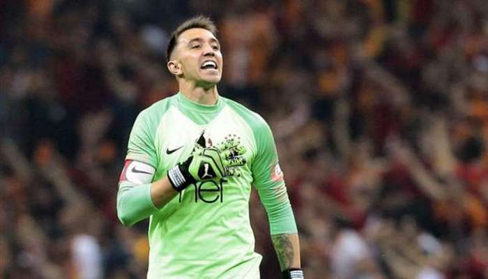 River Pleyt Muslera üçün hərəkətə keçdi