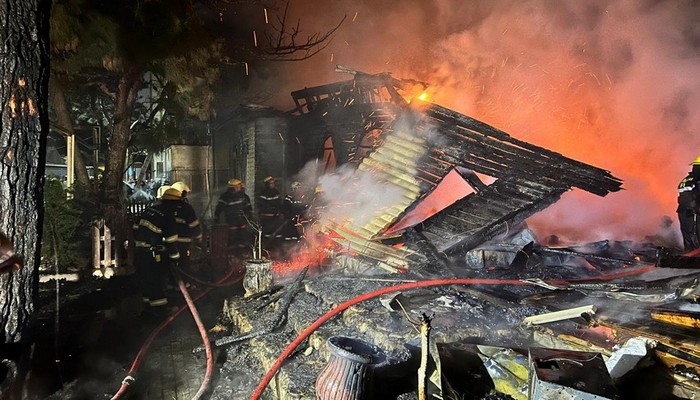 FHN: Xırdalanda iaşə obyektində baş vermiş yanğınla bağlı binada yaşayan 45 sakin təxliyə edilib