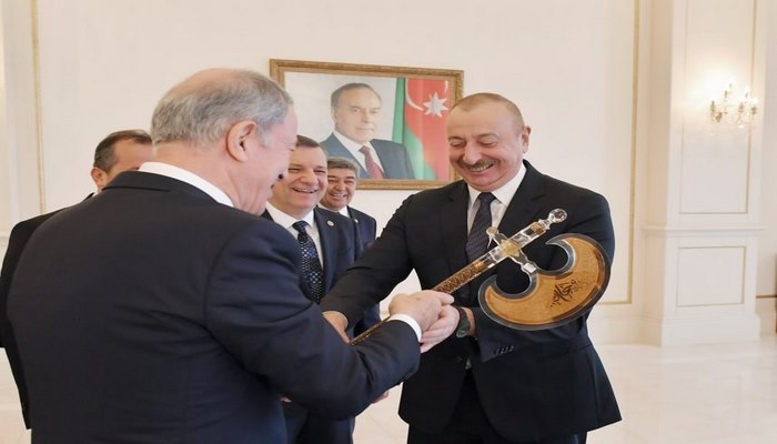 Hulusi Akar İlham Əliyevə, görün, nə hədiyyə etdi