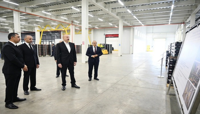 İlham Əliyev Qusar rayonunda bağçılıq və soyuducu anbar kompleksinin fəaliyyəti ilə tanış olub