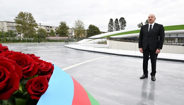 İlham Əliyev şəhidlərin xatirəsini Gəncədə yad etdi