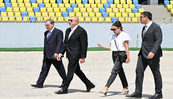 İlham Əliyev və Mehriban Əliyeva Gəncə şəhər stadionunda tikinti işlərinin gedişi ilə tanış olublar