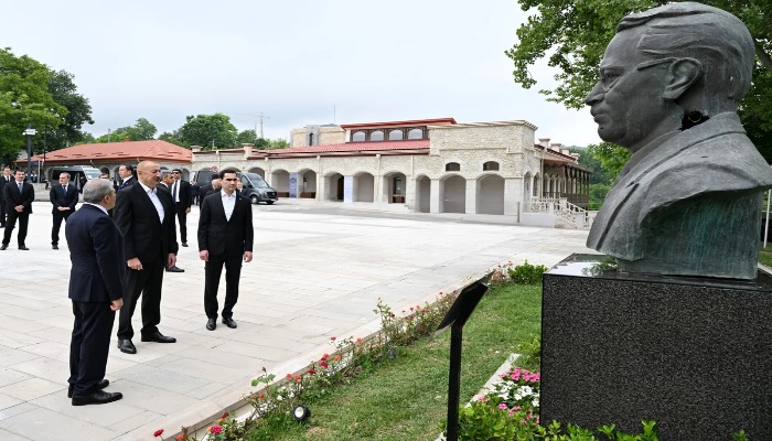 İlham Əliyev və Sərdar Berdiməhəmmədov Şuşada tanınmış şəxsiyyətlərin güllələnmiş büstlərinə baxıblar