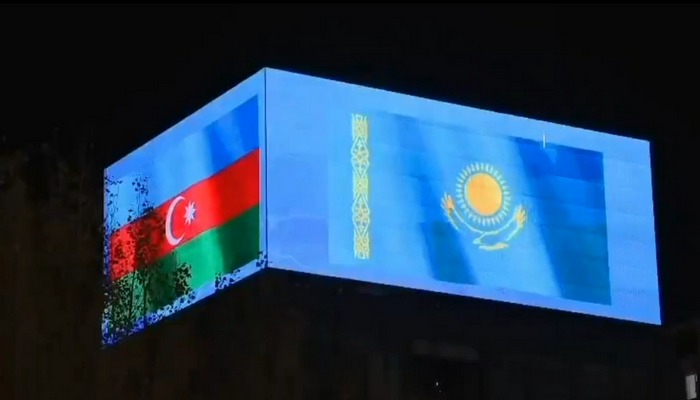İlham Əliyevin səfəri öncəsi Qazaxıstan paytaxtı Azərbaycan bayraqlarına büründü