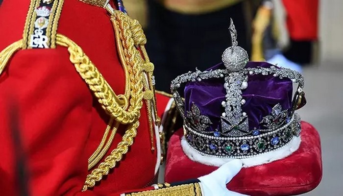 İngiliz Kraliyet ailesine ait mücevherlerin değeri dudak uçuklattı