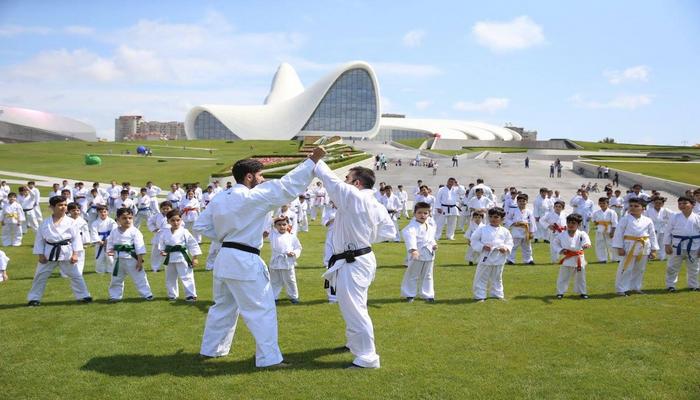 Məşhur idmançımız karate məktəbi açır