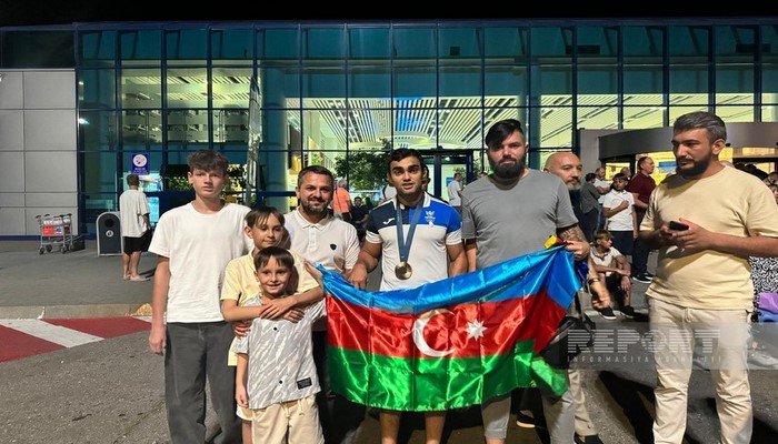 Olimpiya mükafatçısı Kişinyovda Azərbaycan bayrağı ilə qarşılandı