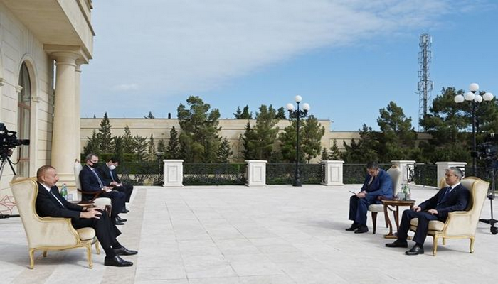 Prezident İlham Əliyev Özbəkistanın Azərbaycanda yeni təyin olunmuş səfirinin etimadnaməsini qəbul edib