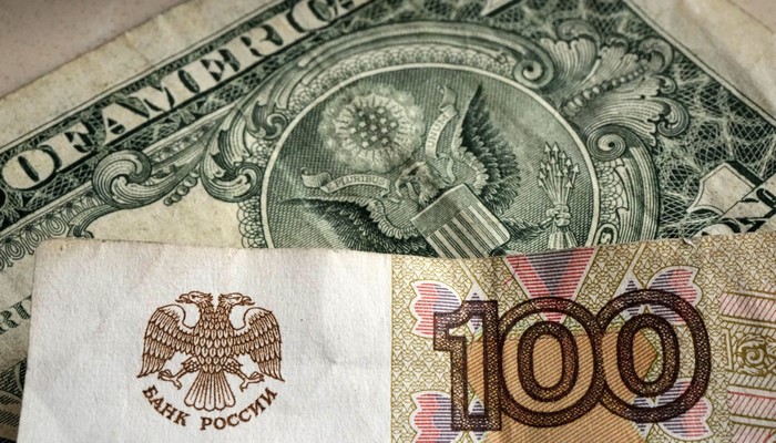 Rusiyada dollar son bir ildə ilk dəfə 80 rublu ötüb