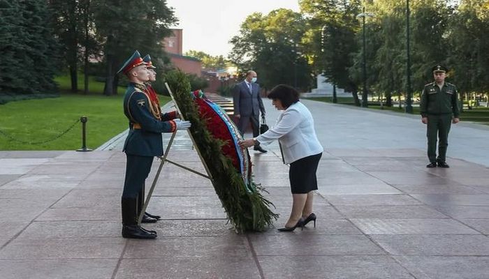 Sahibə Qafarova naməlum əsgərin məzarını ziyarət etdi