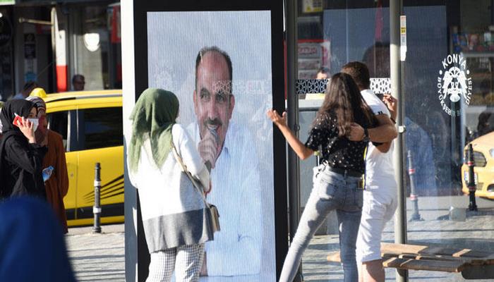 Türkiye'de bir ilk oldu! Başkan'dan duraktaki vatandaşlara canlı bağlantı