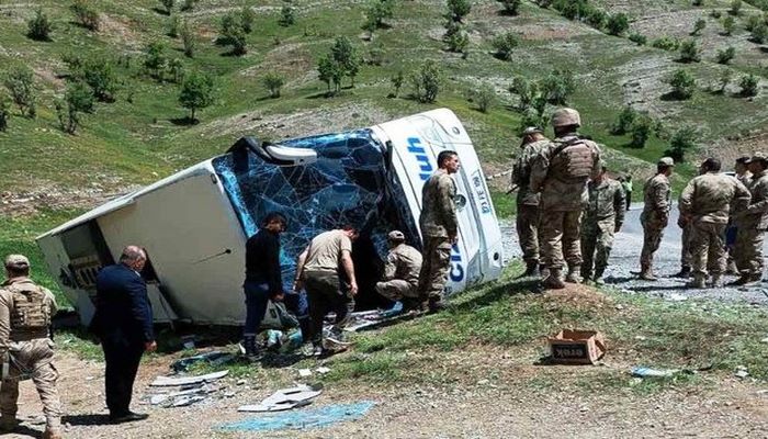 Türkiyədə hərbçiləri daşıyan avtobus aşdı: Ölən və yaralananlar var