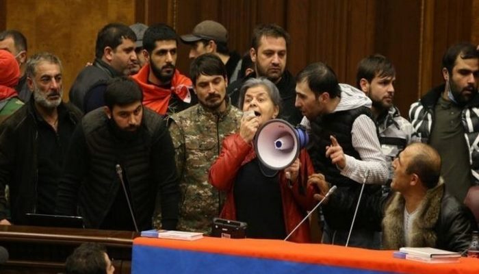 Yerevanda yenidən etirazlar başladı: "Qarabağla bağlı razılaşmanın ləğvini tələb edirik"